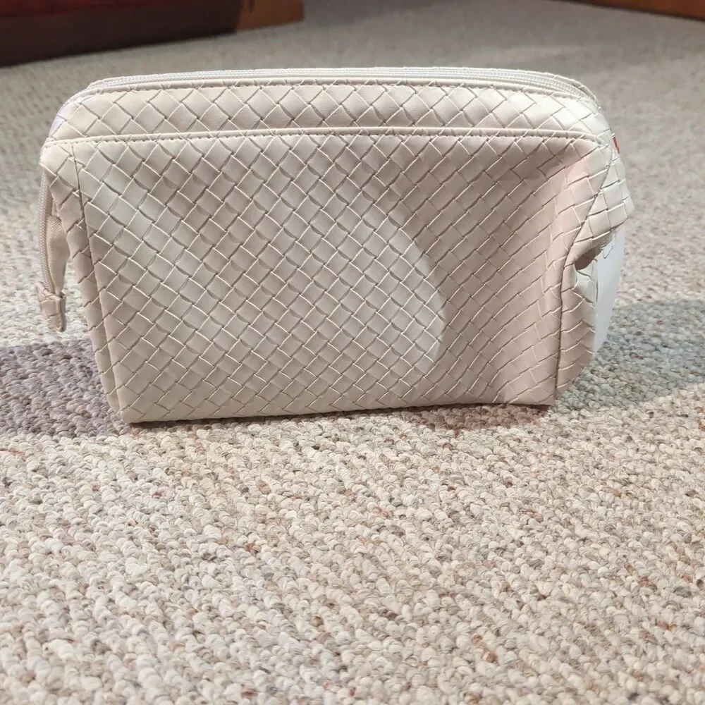 Von Maur Cosmetic Makeup Toiletry Bag Travel Beige Weave Zip Pocket